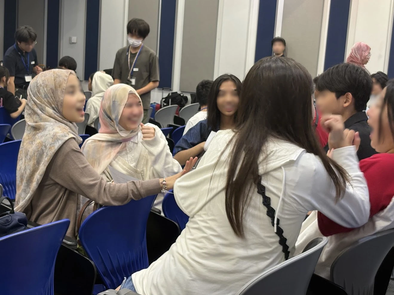 会場で向かい合って話す生徒たち