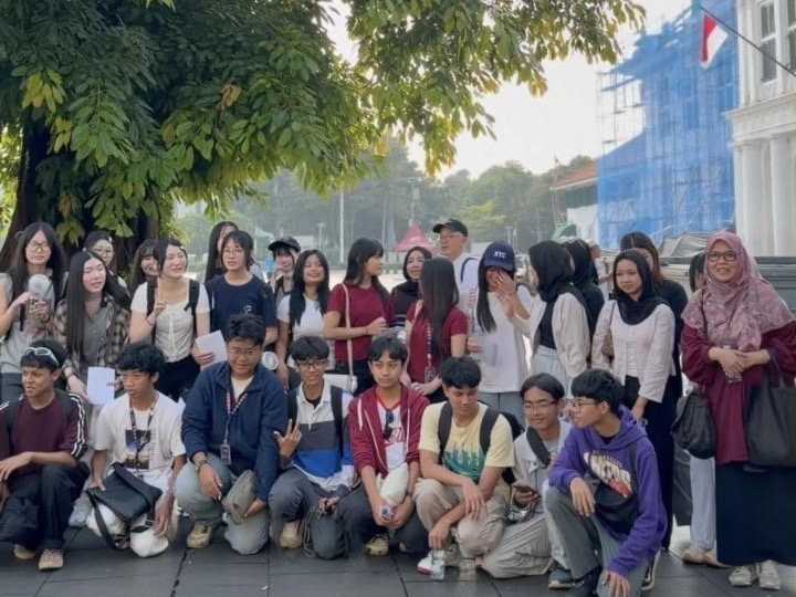 Kota Tua の建物の前で、両校の生徒が並んだ集合写真