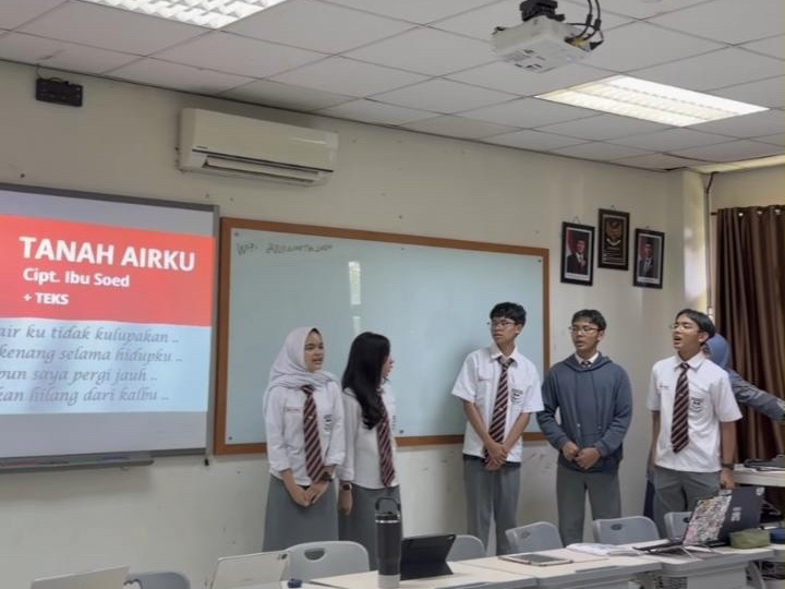 SMA Dwiwarna の教室での授業の一場面