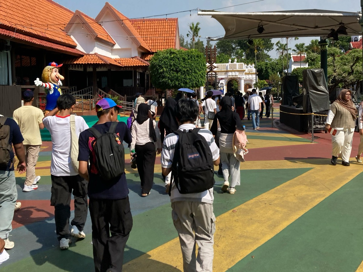 Ancol Dreamland (Dufan) の広い園内を歩く両校の生徒